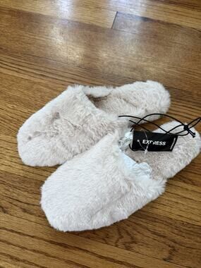 NWT Express Women’s Cream Faux Fur Slip-On House Slippers Size 7